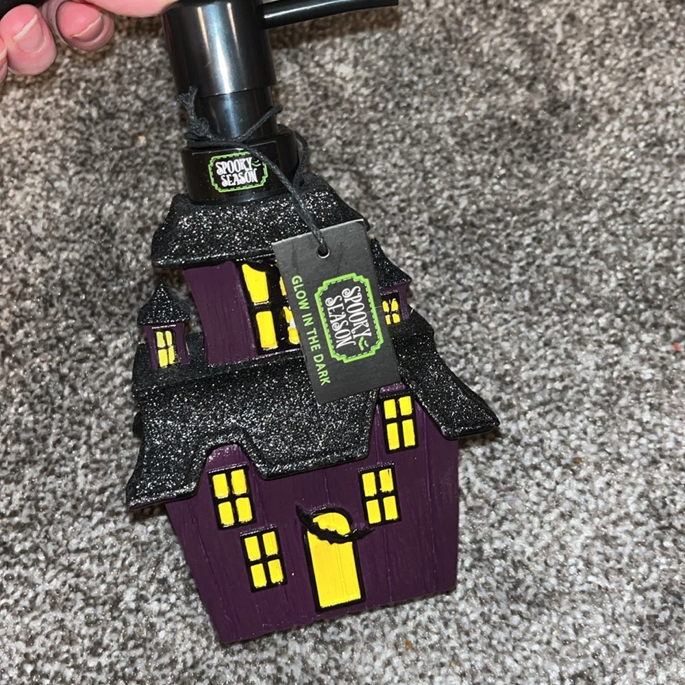 NWT glow in the dark spooky House soap dispenser